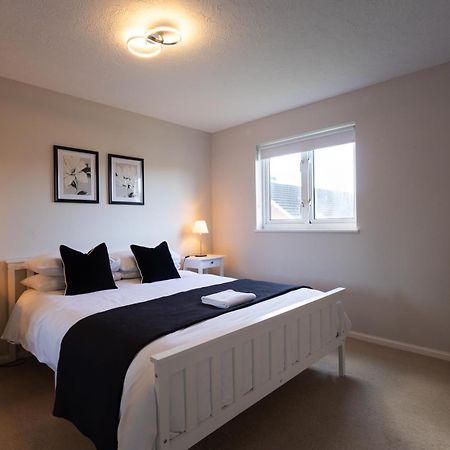 Modern 2 Bed Apartment Near Gatwick Crawley  Exterior photo