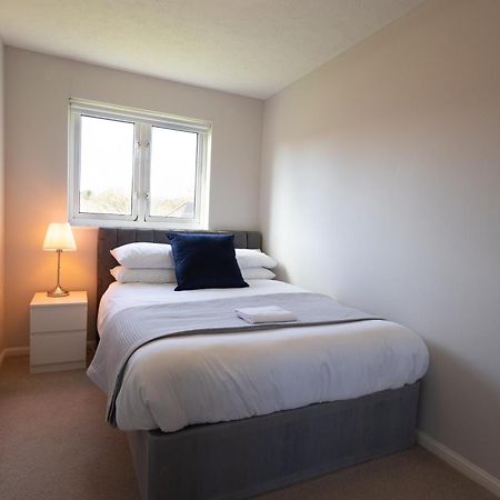 Modern 2 Bed Apartment Near Gatwick Crawley  Exterior photo