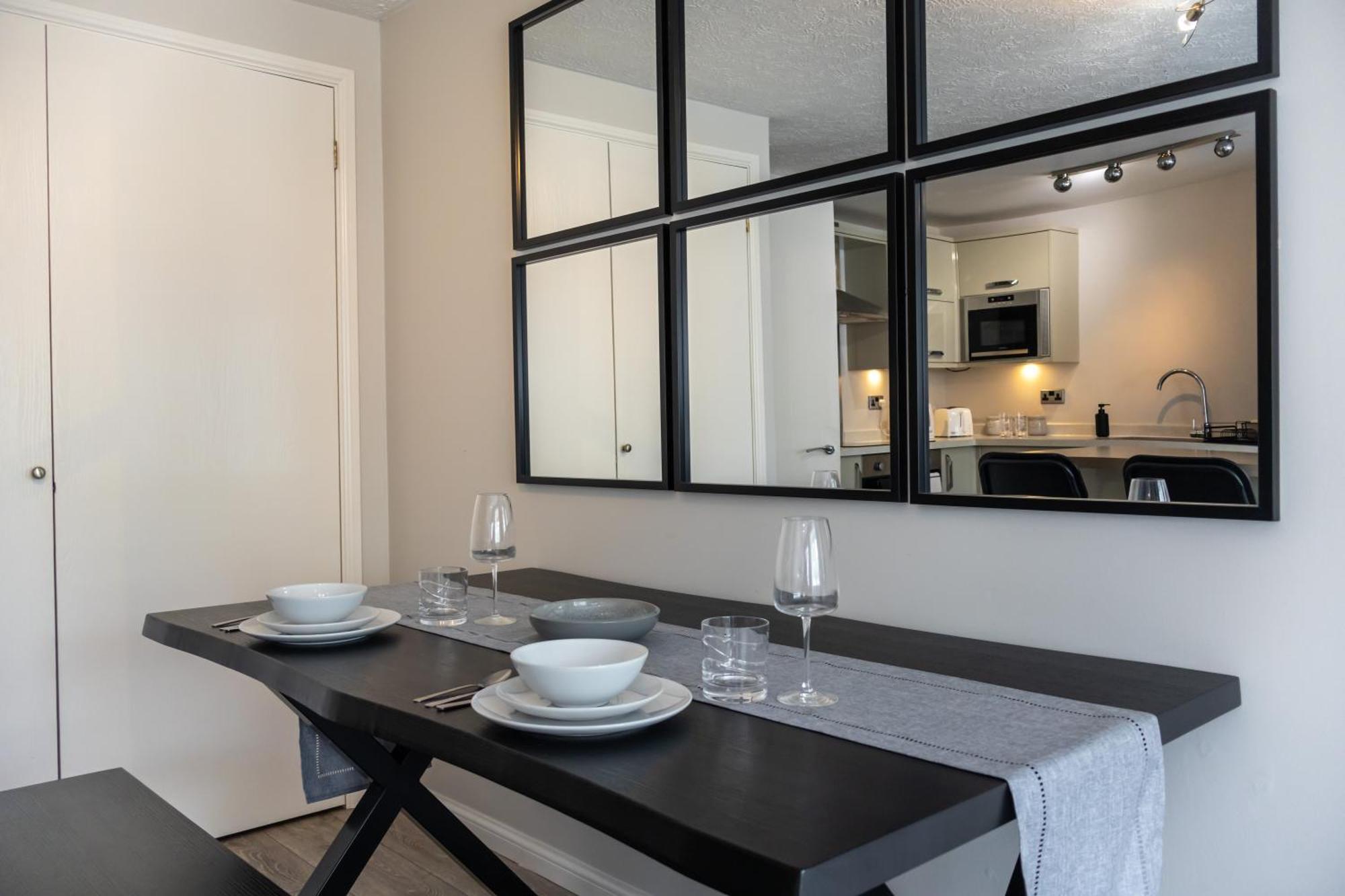 Modern 2 Bed Apartment Near Gatwick Crawley  Exterior photo